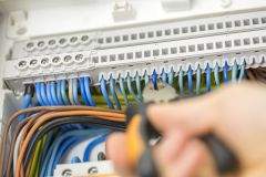 Auf der Höh Stromkasten angefahren 1000 Volt freig