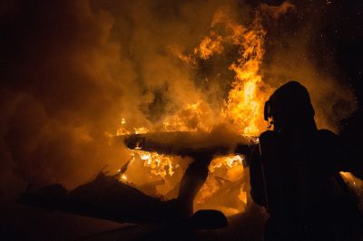 Hofoldiger Forst Anhänger brennt lichterloh