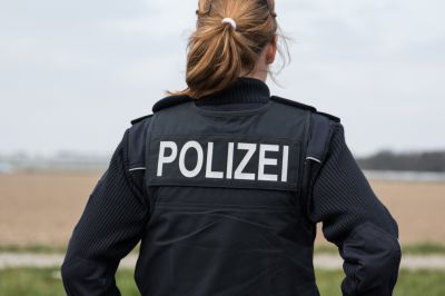 Miesbach Herrenlose Kinderkleidung am Spielplatz a