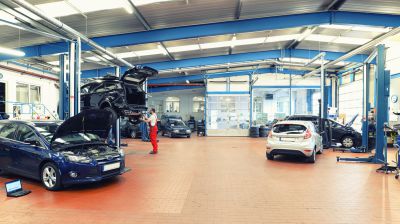Holzkirchen Neuwertiger Transporter in Parkgarage 