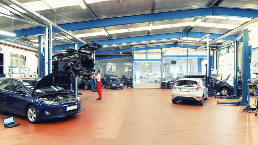 Holzkirchen Neuwertiger Transporter in Parkgarage 