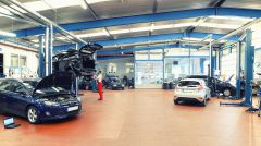 Holzkirchen Neuwertiger Transporter in Parkgarage 