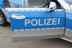 Holzkirchen Unbekannter fährt gegen Straßenlaterne