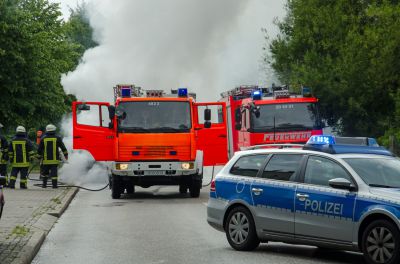 Rosenheim Auto landet hochkant im Straßengraben