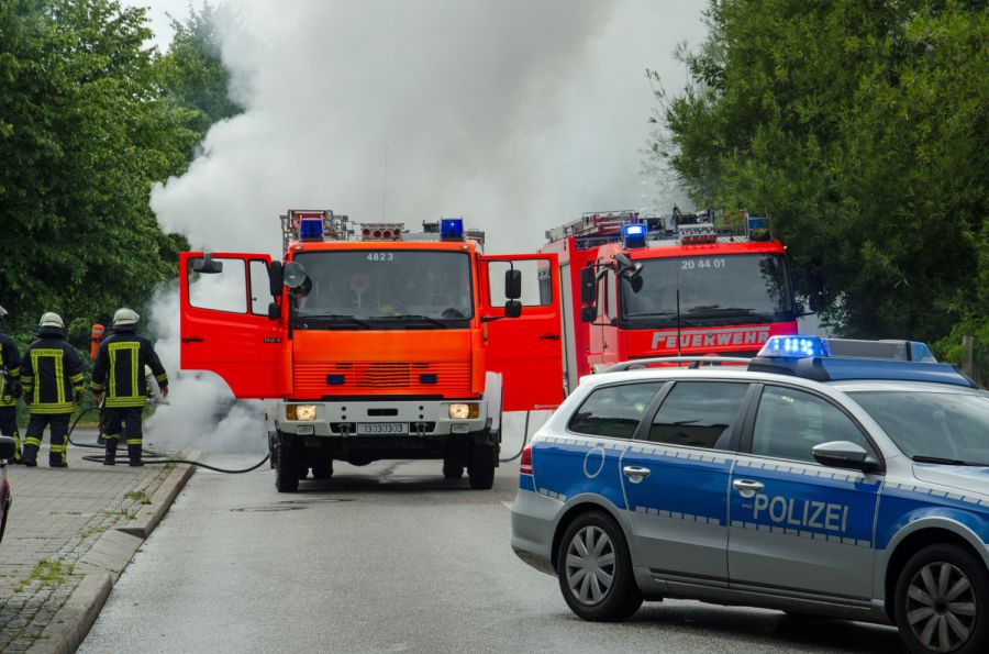 Rosenheim Auto landet hochkant im Straßengraben