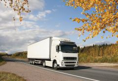 Brunnthal Lkw übersieht Tesla Totalschaden