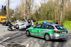 Palling Pkw überschlägt sich zwei Personen leicht 
