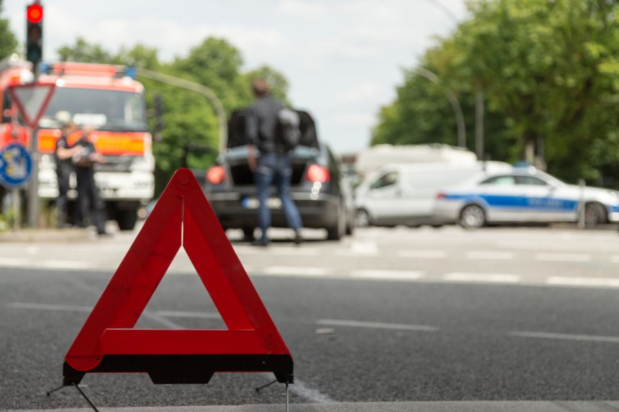 Raubling Verkehrsunfall PKW fährt in Landwirtschaf