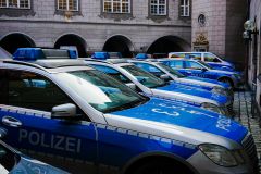 Weyarn Junge Frau hantierte mit Langwaffe