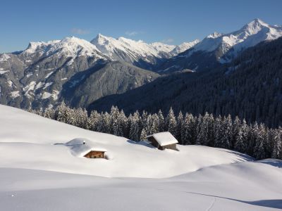 Holzkirchen Schneeglätteunfall mit zwei mittelschw