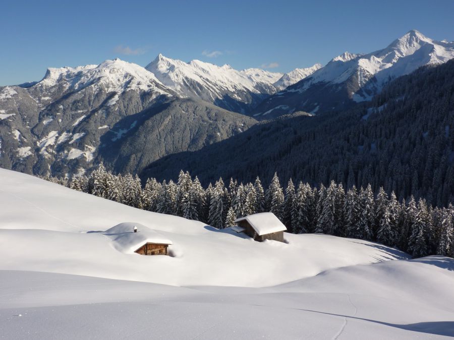 Holzkirchen Schneeglätteunfall mit zwei mittelschw