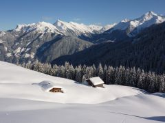 Holzkirchen Schneeglätteunfall mit zwei mittelschw