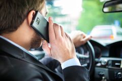 Traunstein Mit dem Handy in der Hand der Polizei d