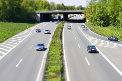 Unbekannter wirft Stein von Brücke auf fahrenden P
