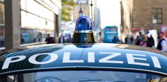 Jugendliche besprühen in Rosenheim Garagenwand Zeu