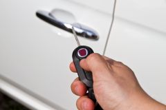 Sachbeschädigung an weißem Ford Tacherting