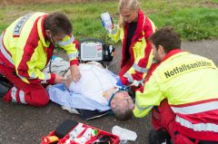 Fahrer aus Oldtimer geschleudert bei Riedering