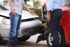 Betrunkener Autofahrer verursacht Unfall und flüch