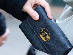 Geldbeutel und Wertgegenstände aus Autos entwendet