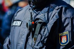 Fahrer mit E Scooter kontrolliert mehrere Anzeigen