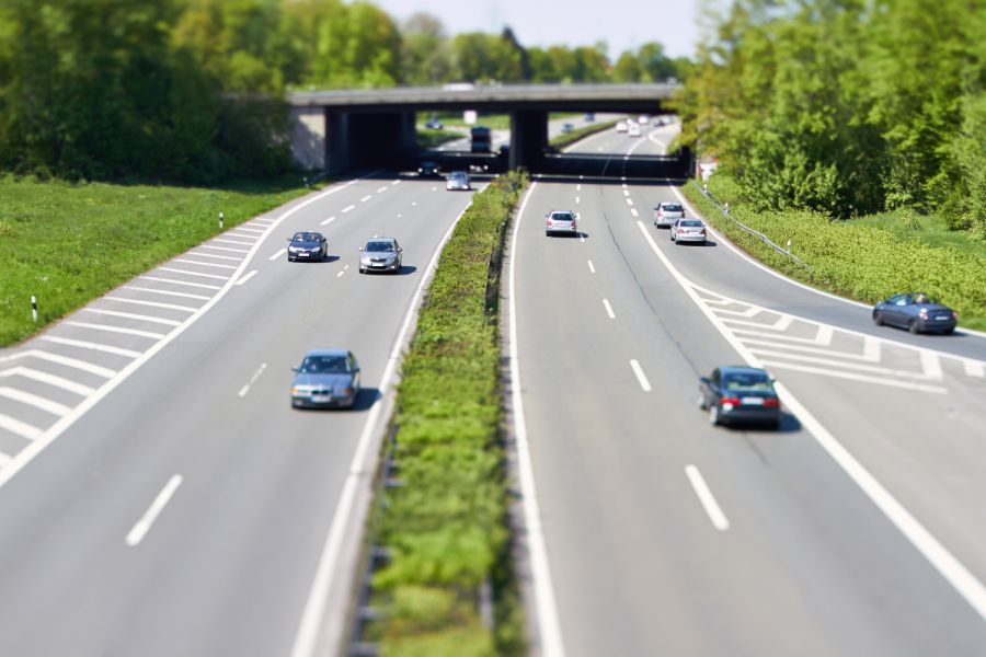 Polizei stoppt ein verbotenes Autorennen auf der A