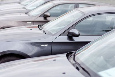 Parkrempler auf Parkplatz eines Landgasthofs in We