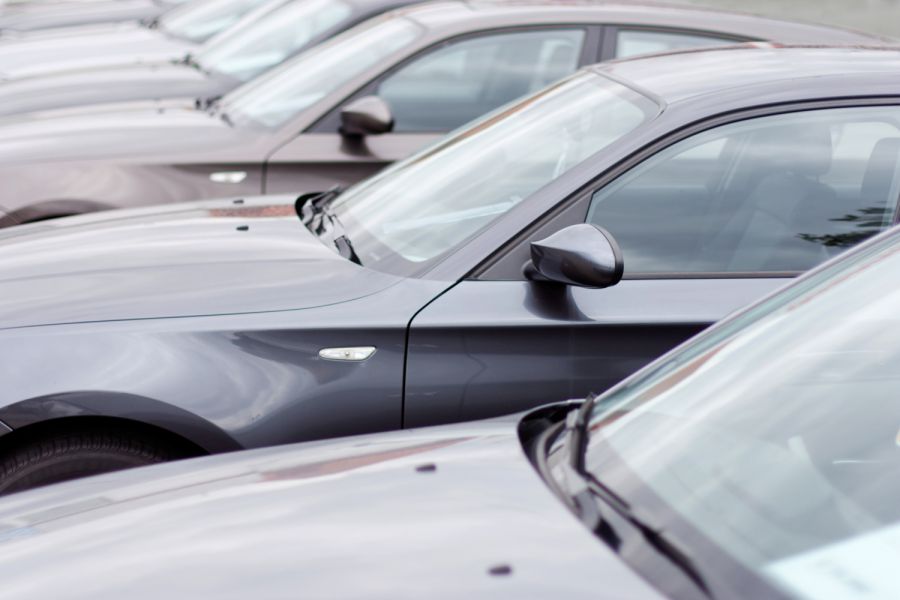 Parkrempler auf Parkplatz eines Landgasthofs in We