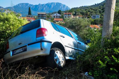 Rosenheim Auto landet in Baustellengrube