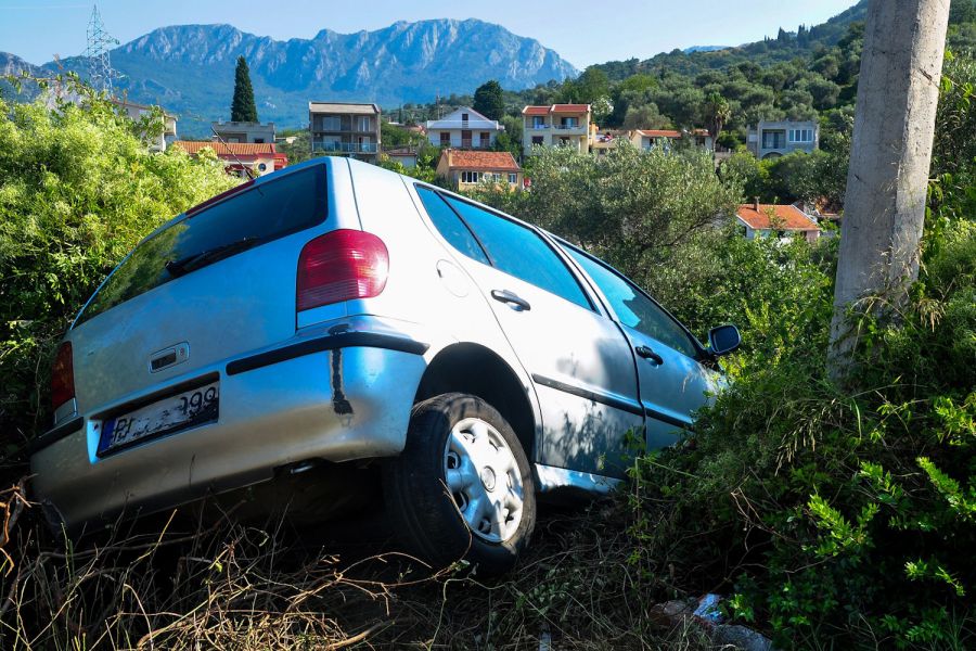 Rosenheim Auto landet in Baustellengrube