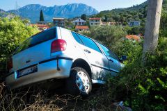 Rosenheim Auto landet in Baustellengrube
