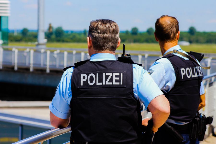Bierflaschen auf Autos geworfen