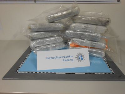 Schleierfahnder der Grenzpolizei Raubling blicken 
