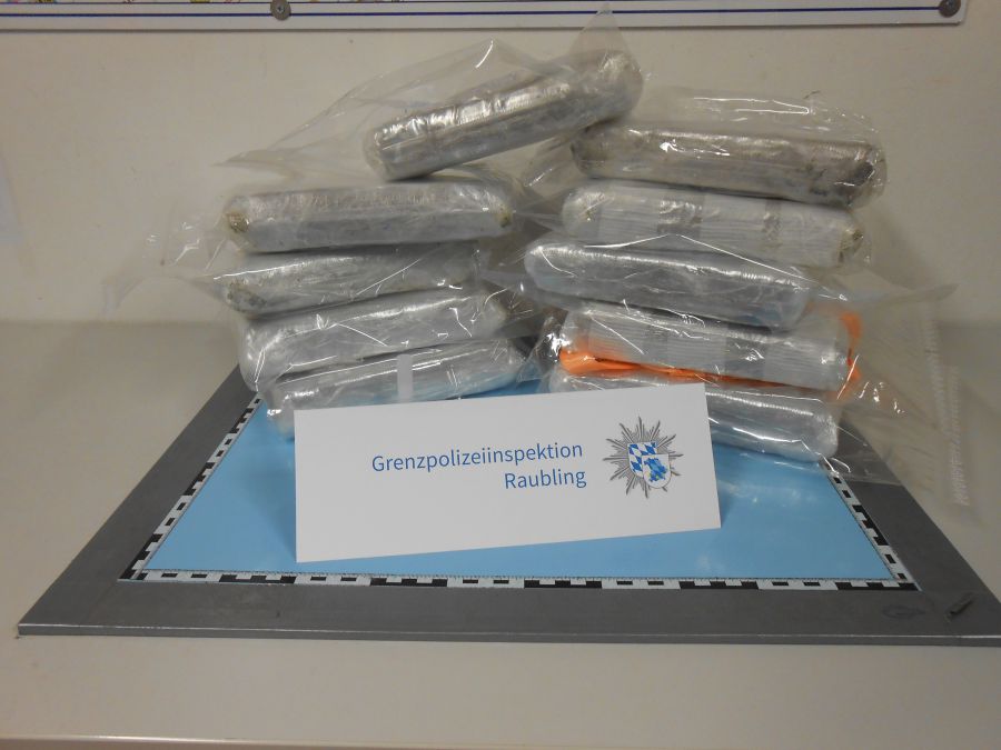 Schleierfahnder der Grenzpolizei Raubling blicken 