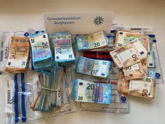 Ampfing Hohe Bargeldsumme im Auto verbaut