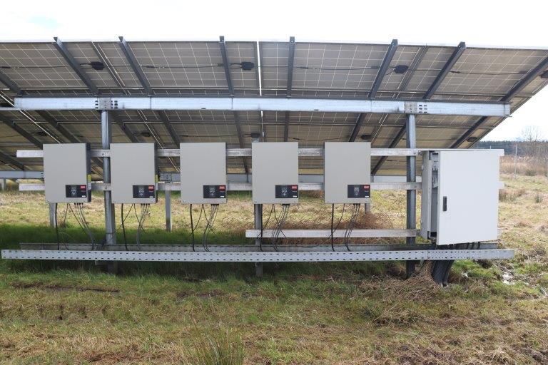 Hochwertige elektrische Geräte aus Solarpark entwe